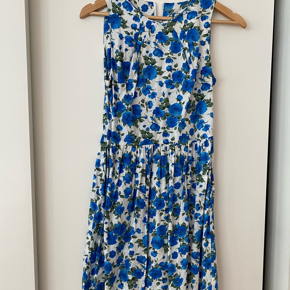 Knee length pretty retro 50s style summer dress
